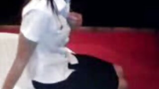 Cücə xoruza minir və zərbələr endirir